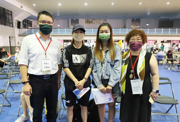 1-6.1.副校长王荣祖与时尚系新生来自澎湖县马公高中涂伶盈同学合照