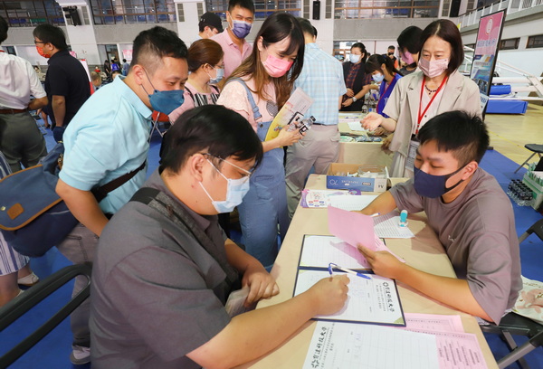 1-7.1教职同仁热络接待每位新生暨家长JPG