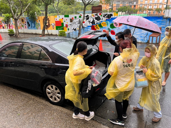 2.1.轩岚诺台风压境师生展现热情协助搬运行李1