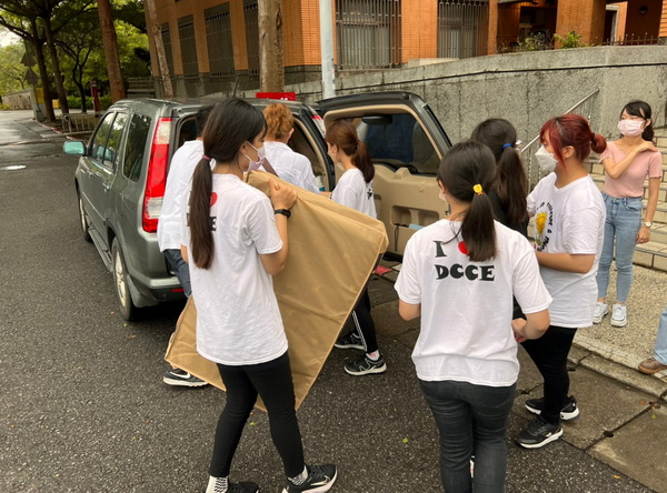 3.1.各系学会为学弟妹贴心的搬运行李