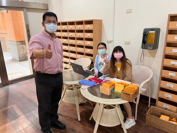 4.1.楼长干部为新生办理报到与配发房间钥匙