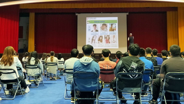 5.1.生服组长为住宿生讲解宿舍安全事宜