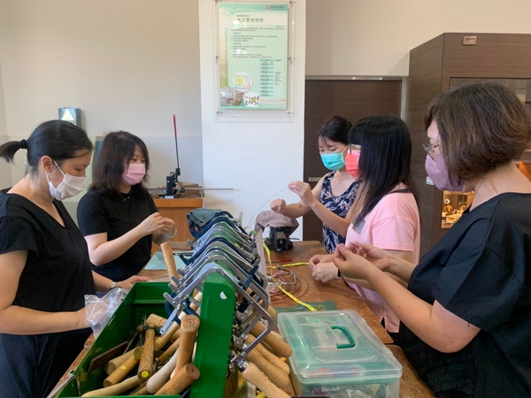 2.1.研习教师在精工专业教室学习制作法式轻珠宝