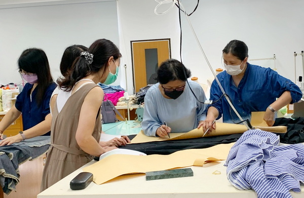 3.1.研习教师认真学习日系小洋装制作