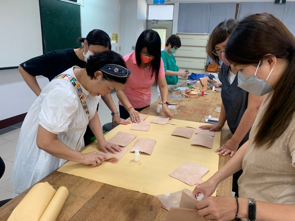 4.1.研习教师学习制作义式皮包情形