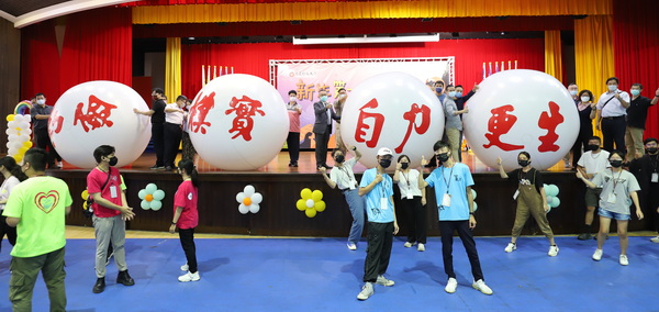 6.1.台上师长齐心协力推动本校「勤俭」、「朴实」、「自力」、「更生」校训的四个大球