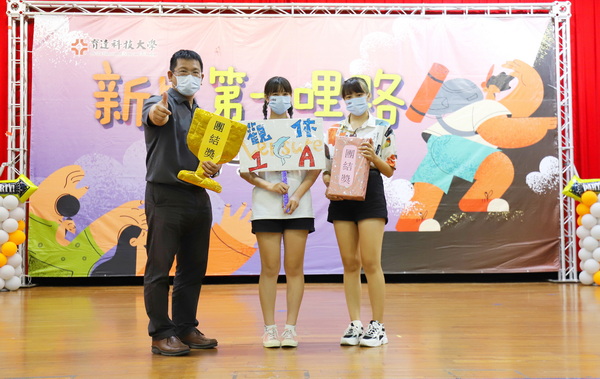 7.1.学务长邱文顼颁奖给系呼竞赛获得最佳创意奖观休系