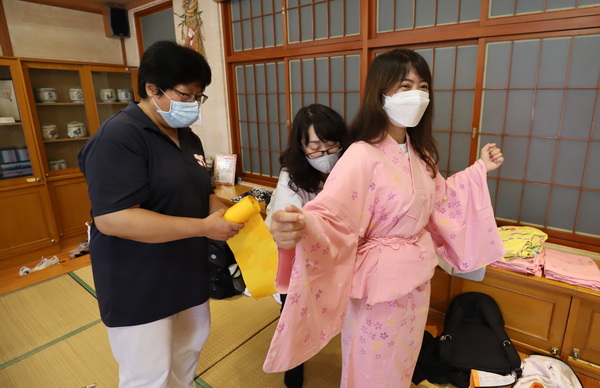 5.1.日籍教师户川美惠子(图中)让同学们不用到日本就可以穿上夏天的外出服「浴衣」