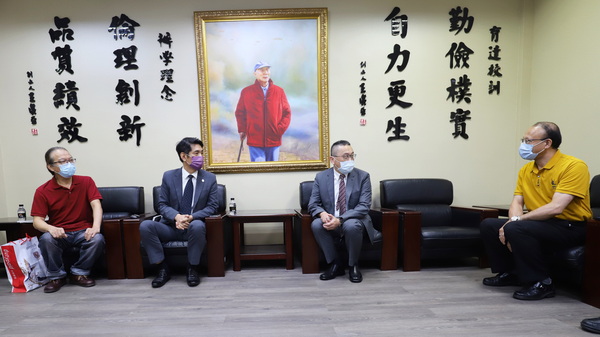 4-1.校长黄荣鹏(图中)亲自接待校友李文天一行人