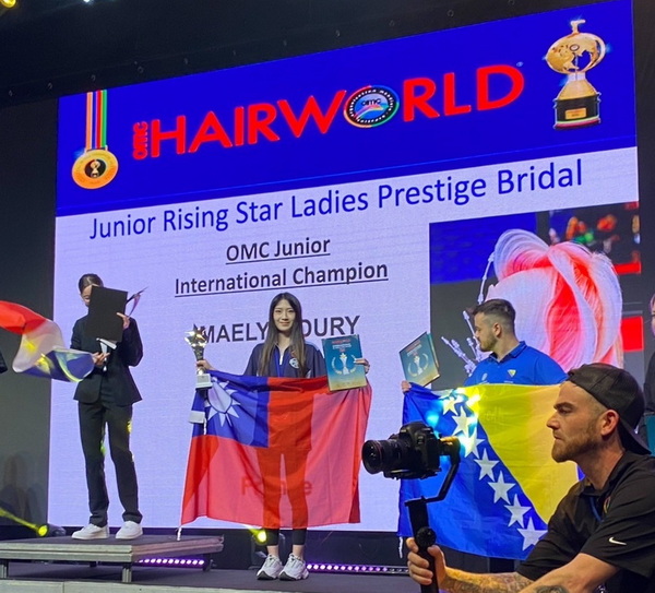 2-1.荣获OMC世界杯锦标赛青年组新娘发型铜牌的时尚系郭铜家彤同学在法国巴黎接受颁奖