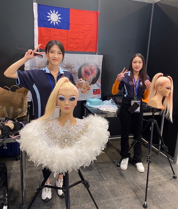 3-1.育达科大时尚系学生郭家彤(图左)、许诗雅(图右)代表国家，远赴法国巴黎参加2022年OMC世界杯锦标赛