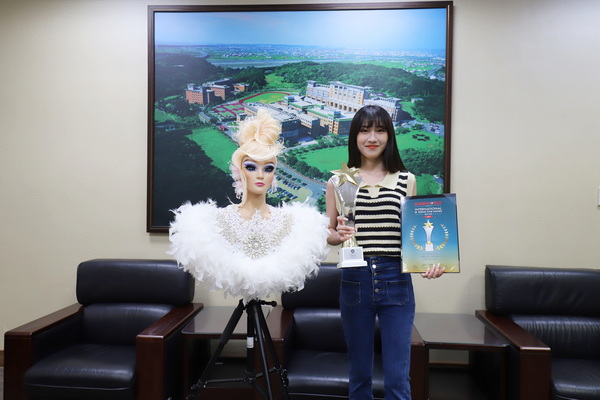 5-1.荣获OMC世界杯锦标赛青年组新娘发型铜牌的时尚系郭铜家彤同学与作品合照