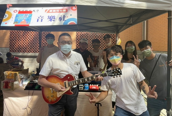 校长黄荣鹏与音乐社同学同乐