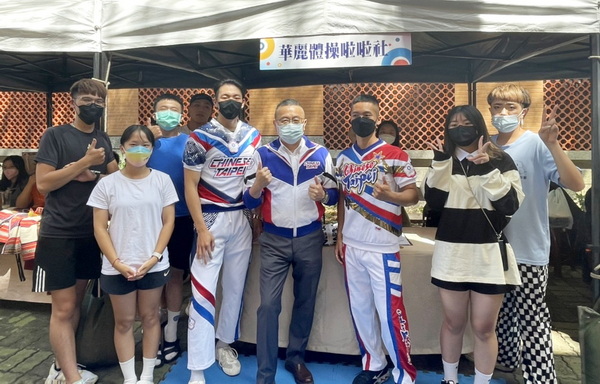 1.2-1.校长黄荣鹏与华丽体操啦啦社同学合照