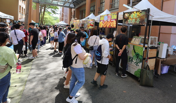 社团博览会当天除社团表演外，还有美食园游会