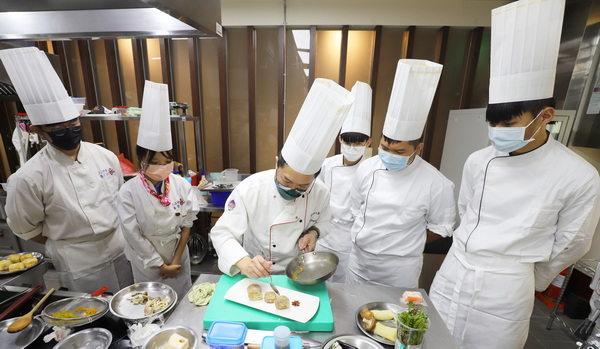 1-1.餐旅系陈庆麟老师带领大一年学生，以「食在地 吃当季」融入教学