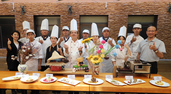 5-1.龙清勇副校长(图右1)鼓励参与活动学生不要因疫情而中断餐饮赛事，透过学习和精进分享料理最美好的餐饮故事