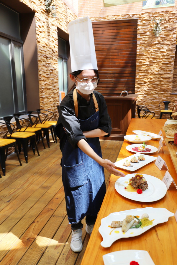 6-1.一年级新生张瑜宣展现说菜的功力