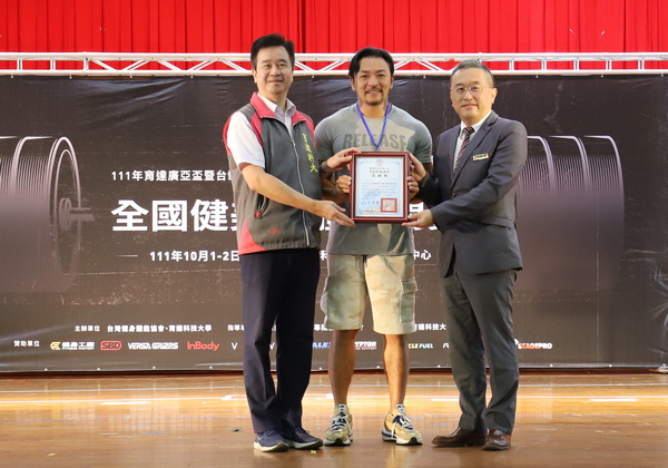 2-14. 育达科大董事长王育文(图左4)及校长黄荣鹏(图左3)共同颁发感谢状给讚助厂商