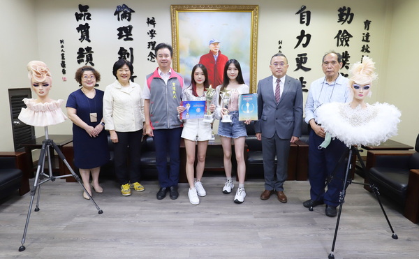 1-1..育达科大荣获OMC世界杯锦标赛青年组新娘发型金铜牌同学与董事长王育文(图左3)校长黄荣鹏(图右2)及师长合照