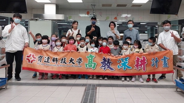 2-1.参与活动之师生与广秀幼儿园小朋友温馨大合照