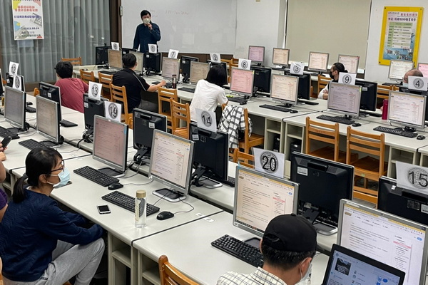 2-1.育达科大行销系业师叶自强老师以平易近人的方式，讲解电商相关知识