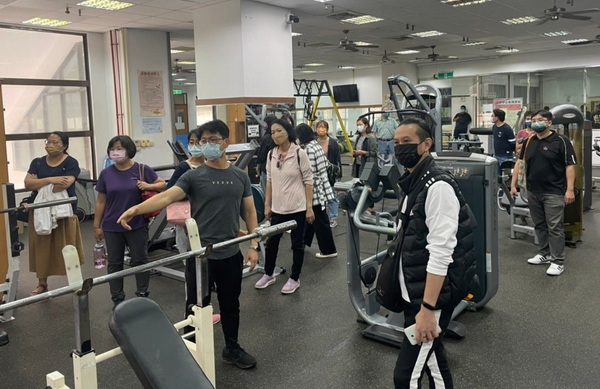 4-1.休运系李建宗老师 热心介绍各项器材的用途与特性