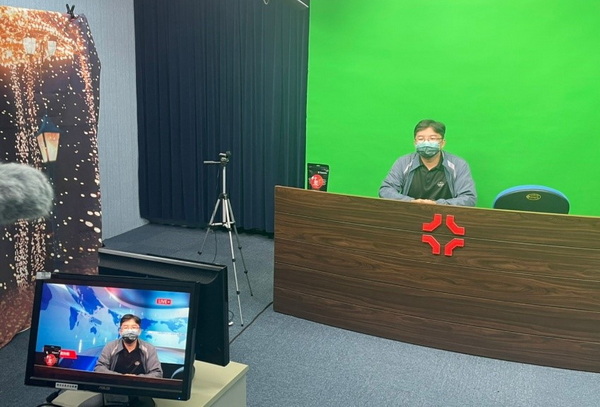 7-1.苗商师长 亲身体验直播操作  对于本校专业设备深表肯定