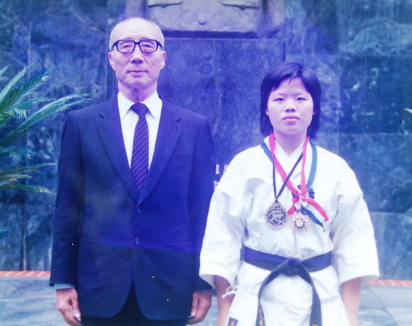 1-1.创办人王广亚博士(图左)与陈淑贞教授(图右)在就读台北育达商职高二时勇夺世界杯空手道锦标金牌合照