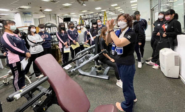 4-1.育达科大休运系陈淑贞教授(图中)认真上课情形