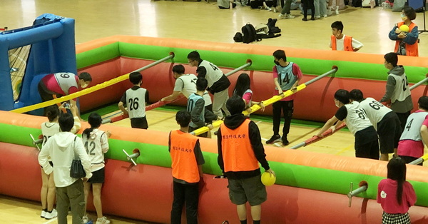 4-1.育达科大「家庭日」人体手足球比赛各队无不卯足全力