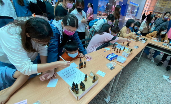 5-1.育达科大「家庭日」香精喷雾手作体验