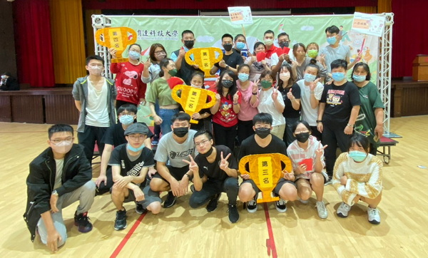 7-1.育达科大「家庭日」人体手足球比赛颁奖大合照