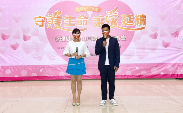 4-1.育达科大毕业校友魏岐明（图左）担任记者会主持人