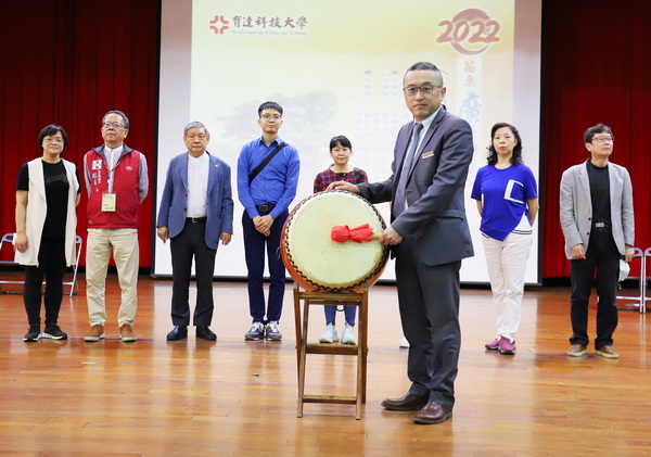 6-1.「2022苗栗广秀杯全国围棋公开赛」由校长黄荣鹏(图左)击鼓宣布比赛开始
