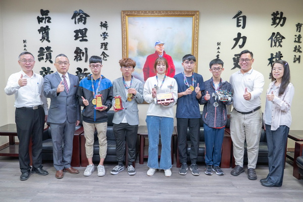 1-1.育达科大黄荣鹏校长(图左2)勉励参加2022国际新创机器人竞赛获奖指导老师与学生