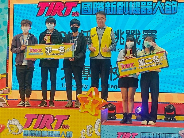 5-1.育达科大荣获重量级相扑机器人大专组第一名萧文嘉、曾孝棋、林家德同学上台接受颁奖