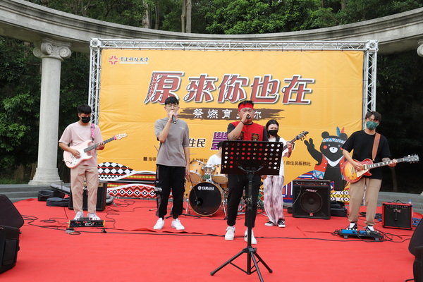 活动由育达流行音乐社演唱拉开序幕