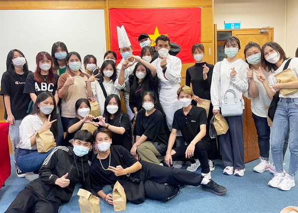 6-1.越南新生举办完开学典礼开心的合照