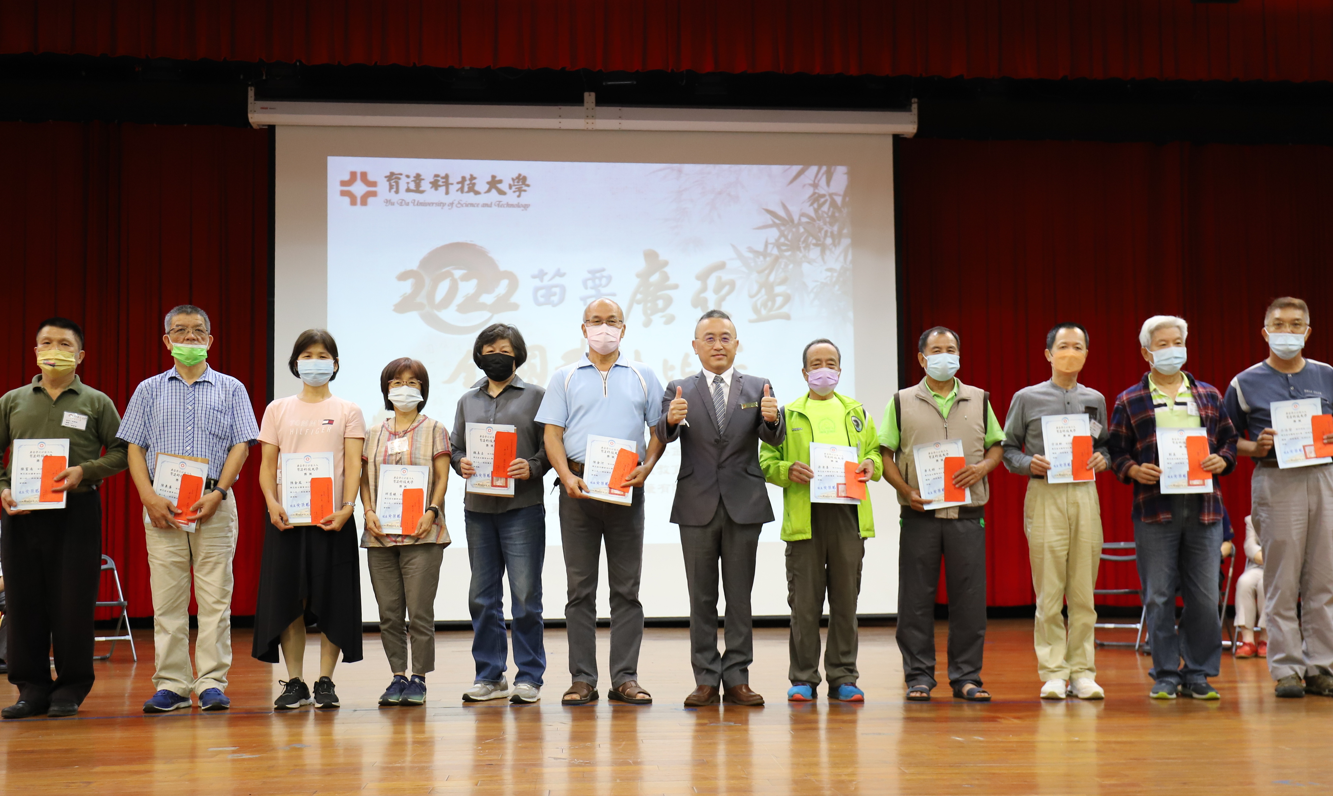 6.2.「2022苗栗广亚杯全国书法比赛」校长黄荣鹏颁发社会组比赛获奖人员