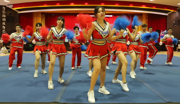 2-2-1.同学青春活力的啦啦舞比赛