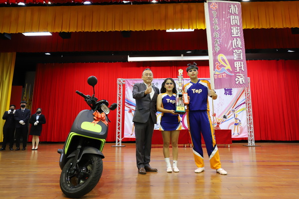 2-4-1.黄荣鹏校长颁奖给比赛绩优团队休运系