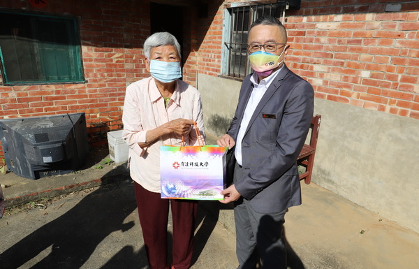 2-1.育達科大校長黃榮鵬送年菜給獨居的謝高奶奶