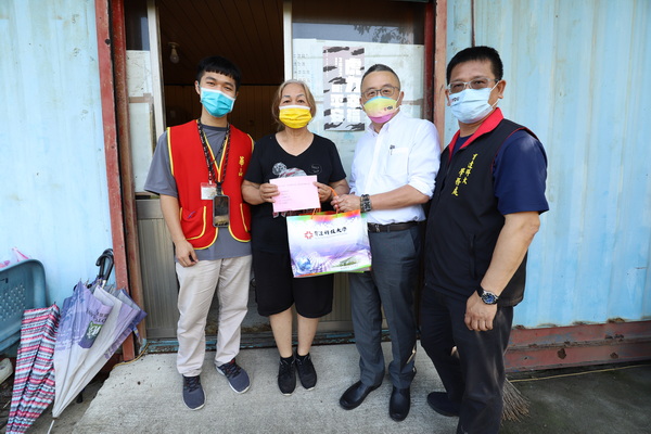 3-1.育達科大校長黃榮鵬送年菜給獨居的彭爺爺鄰居代收