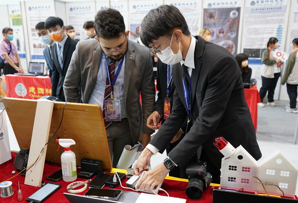 物联网工程学生用英文向评审委员讲解