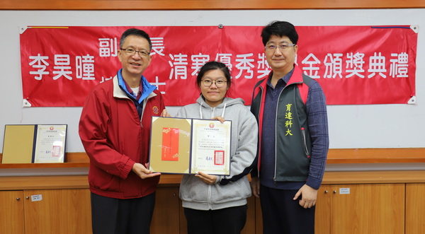 2-1.师长及同学共同分享获奖者的喜悦