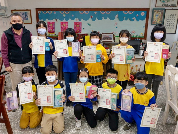 4-1.云林县东兴国小学生受奖合影