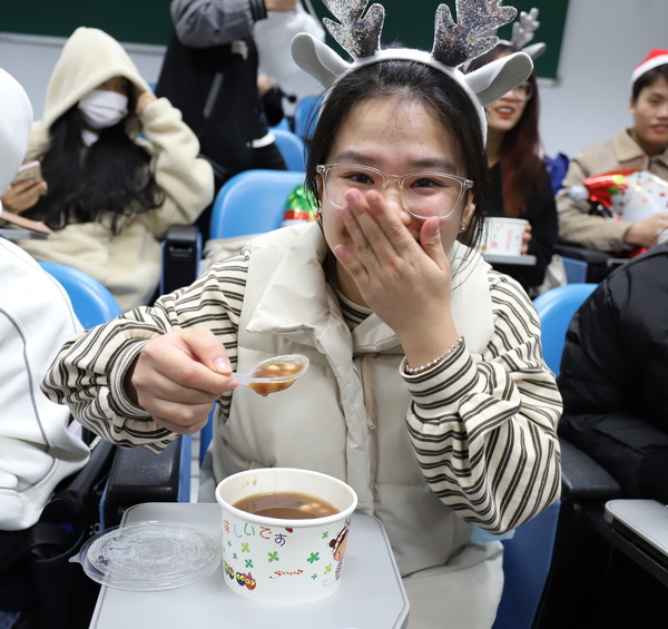 1-1.越南生在寒冬中感受到师长满满的暖意，感觉在育达好幸福。