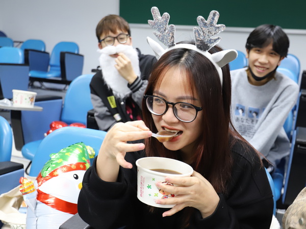 2-1.境外学生表示，这是他们在台湾吃汤圆初体验，感到非常新鲜有趣