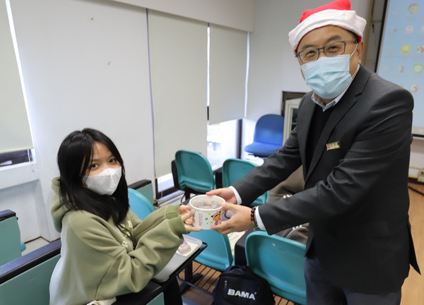 5-1.黄荣鹏校长亲切的向每一位同学问候，并送上暖暖的汤圆